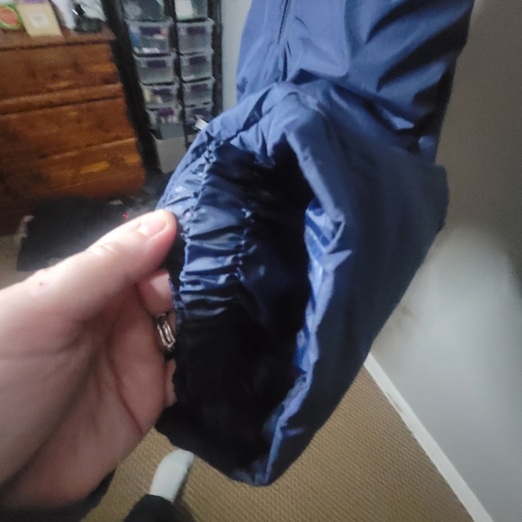 Zero posur overall snow pants size 3T. The lining of the legs is gathered. - Picture 2 of 3